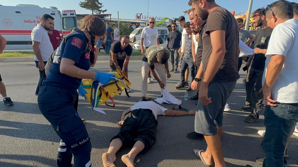 Yoldan görüntü alırken cama düşen motosiklet sürücüsüyle ne uğradıklarını anlayamadılar